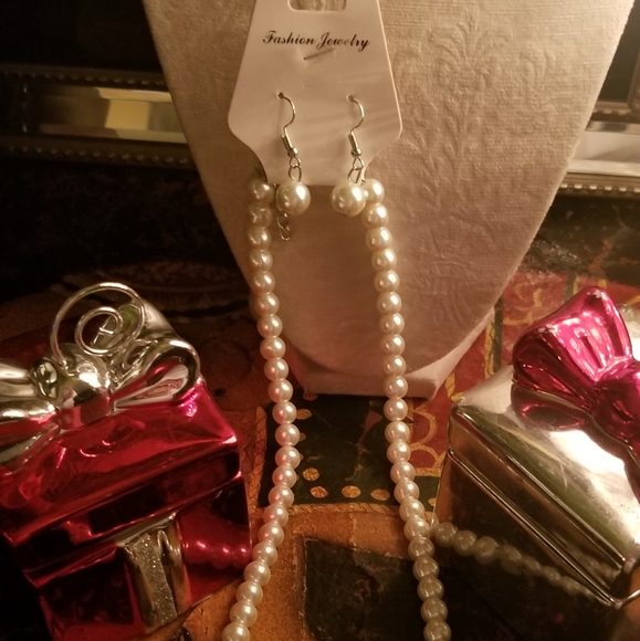 🏷Costume Jewelry Pearl Necklace an Stud Earrings - Picture 3 of 4